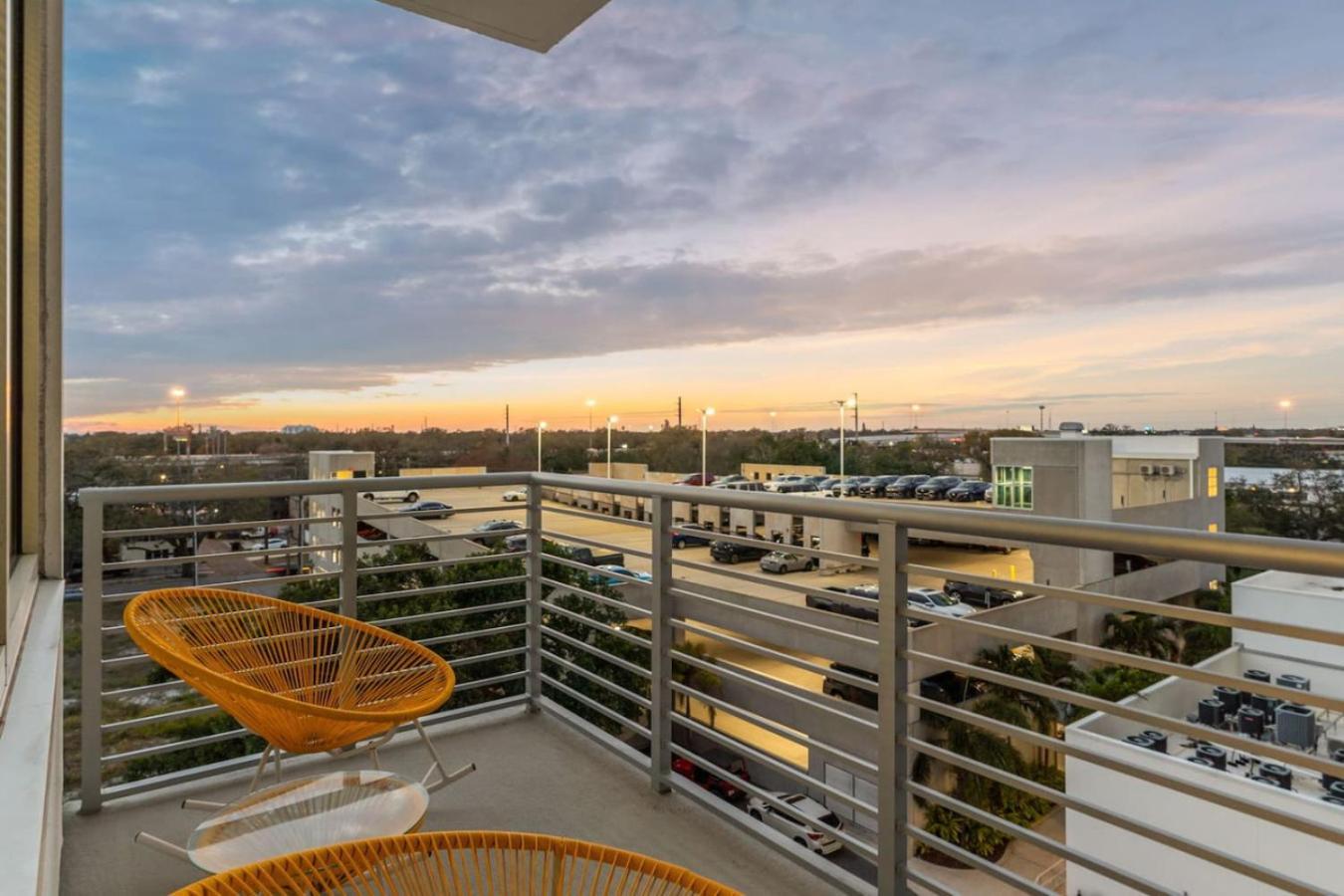 Modern 2 Bed Getaway Steps From Tropicana Field St. Petersburg Exterior photo